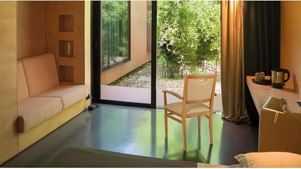 Chaise avec accoudoirs pour personnes âgées idéale pour cuisine et salle à manger, structure robuste en bois de hêtre, assise et dossier rembourrés et revêtus de tissu marron hydrofuge