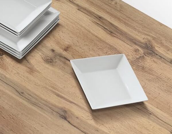 Découvrez la table extensible Tommaso de Pazzo Design : une pièce en chêne rustique alliant style et fonctionnalité pour vos réceptions chaleureuses