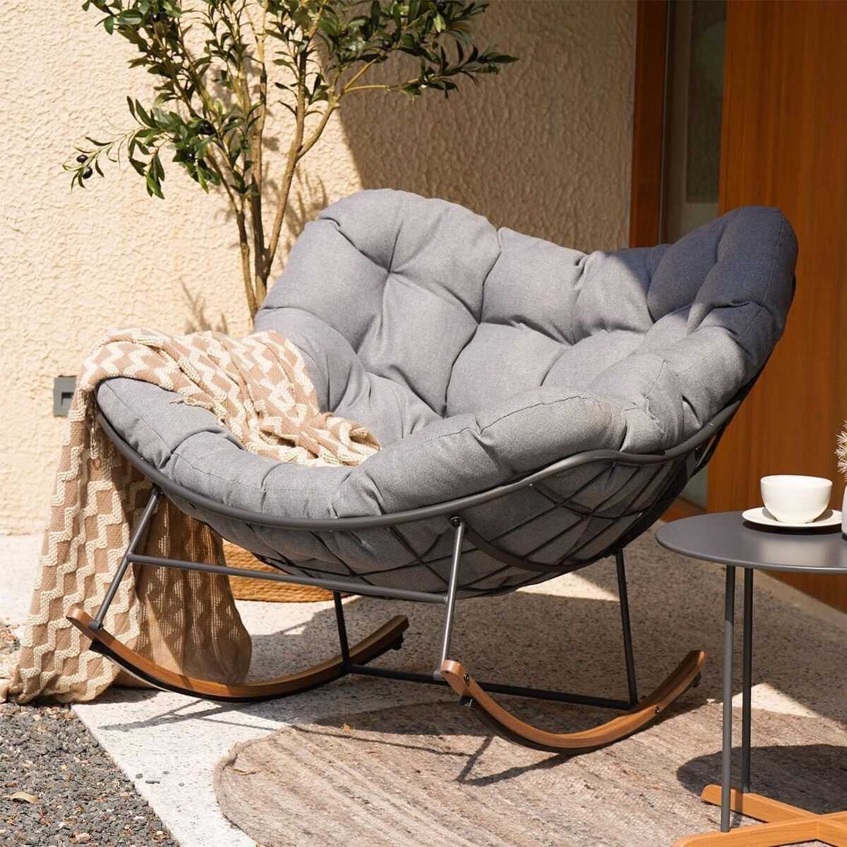 Test : fauteuil à bascule Grand patio gris clair, confort et style pour votre espace extérieur
