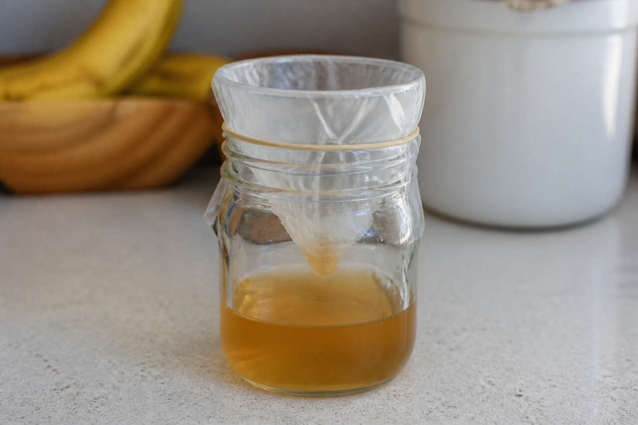 Astuce 1 : le piège au vinaigre qui tue les moucherons en quelques heures Astuce 1 : le piège au vinaigre qui tue les moucherons en quelques heures